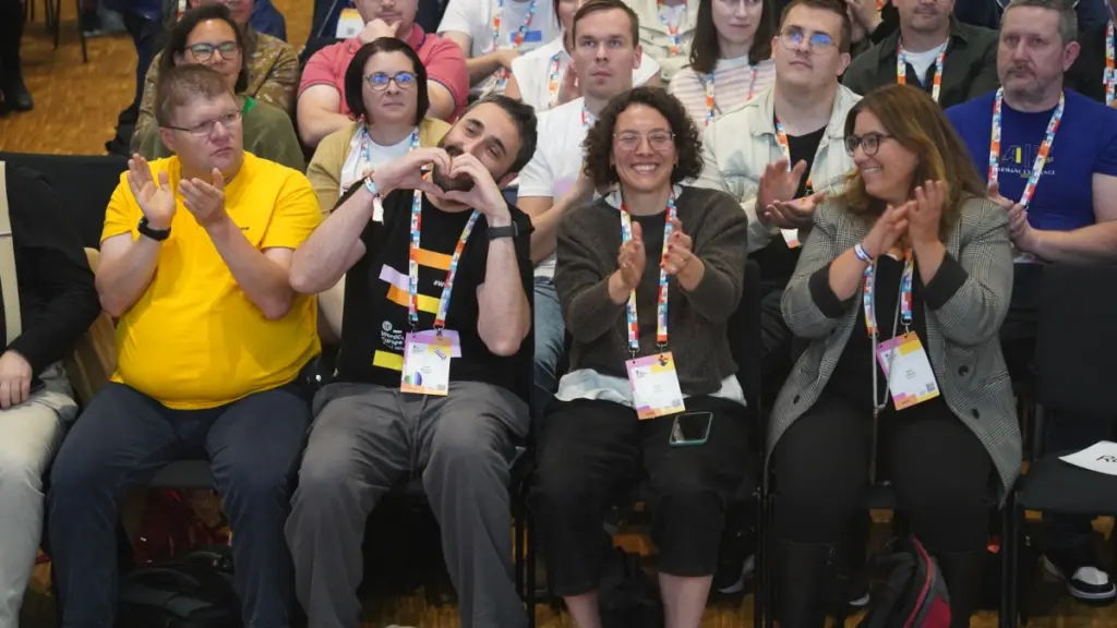 Group photo of Juan, Isotta and Rocío, mentors of WordCamp Europe. Other people besides them. Photo by Nilo Velez